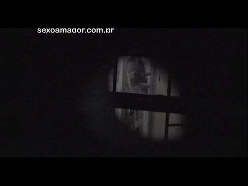 ❤️ Blondie filmohet fshehurazi nga një soditës i lagjes i fshehur pas tullave të zbrazëta ❤❌ Porno në sq.xlxxporno.ru ❌️